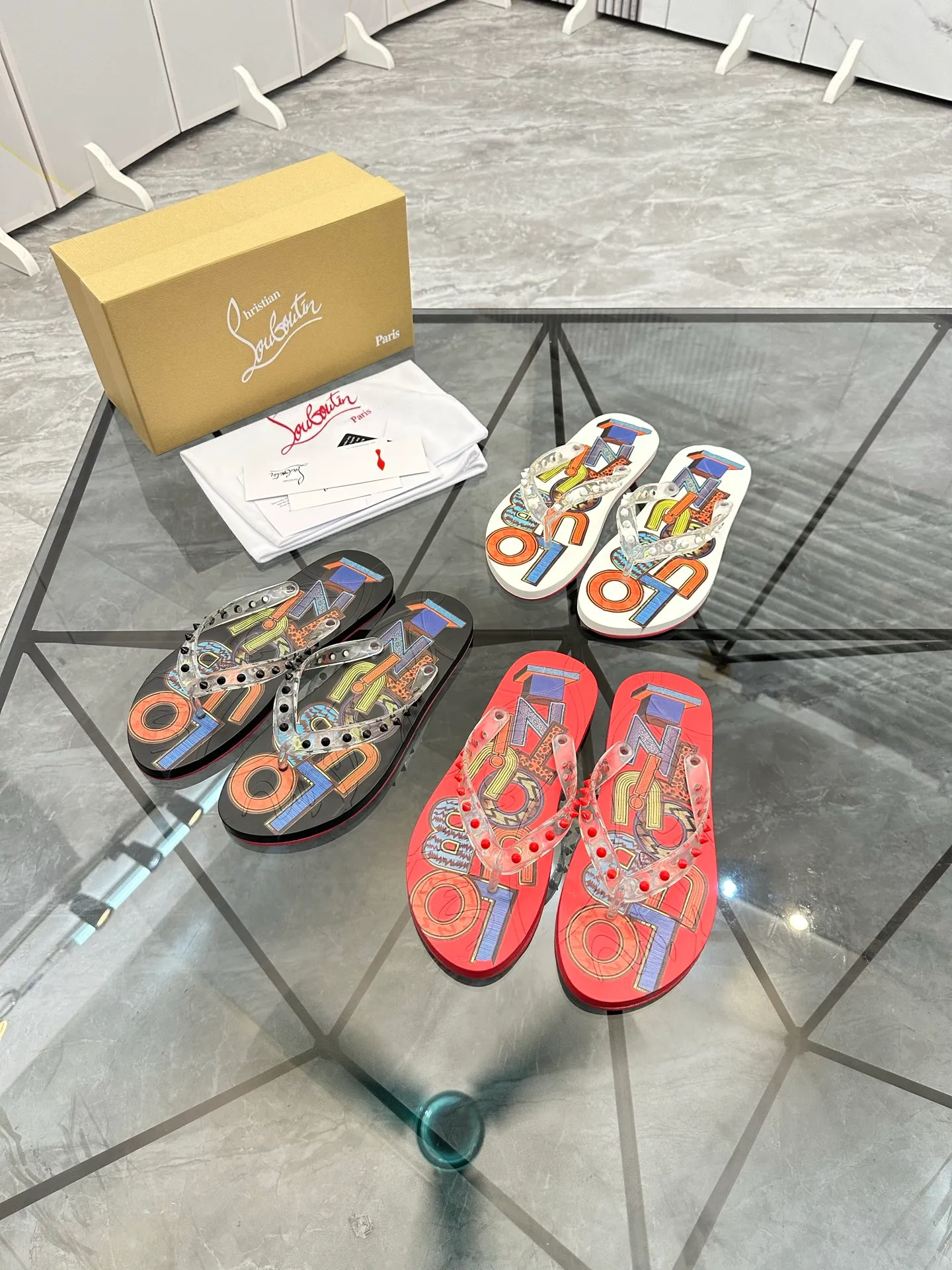 Men's shoes: 💰P280¥ Product trademark: CL red-soled shoes* "CL*" flip-flops Regular size: 36-44 (can be customized to 45.46) Couple style Product materials: Original material from upper counter, 5D color printing process, high-end rivets, original lining, original outsole. Number: 789
